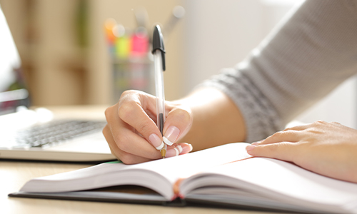 책에 글을 쓰는 이미지